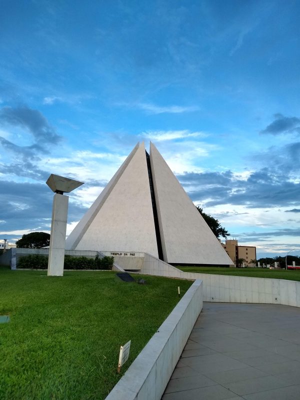 Templo da Boa Vontade: a pirâmide de sete faces aberta a todas as crenças.